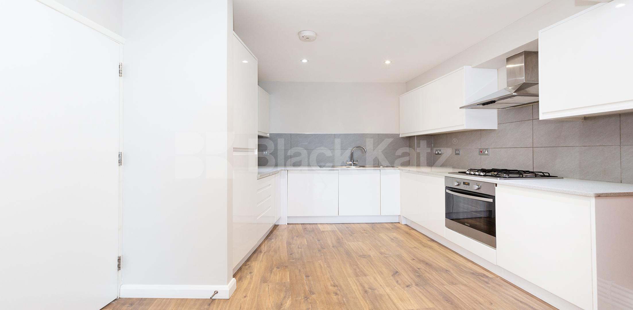 			VIRTUAL TOUR AVAILABLE!, 3 Bedroom, 1 bath, 1 reception Apartment			 Dove Road, CANONBURY-ISLINGTON